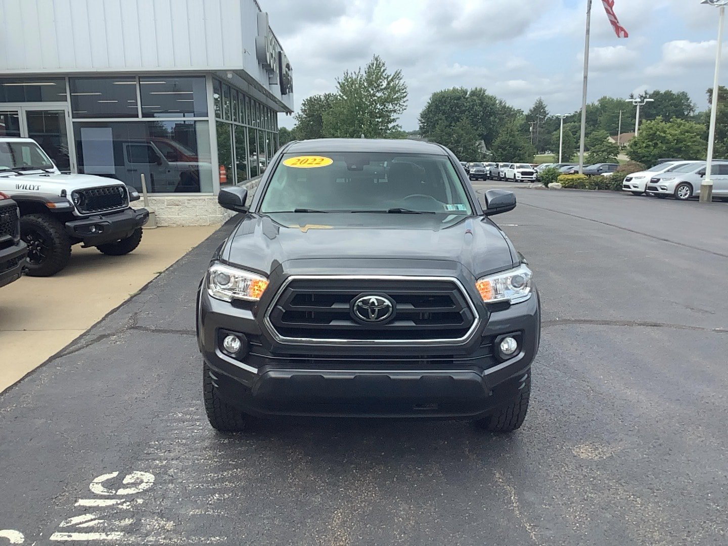 Used 2022 Toyota Tacoma SR5 AWD/4WD image 2
