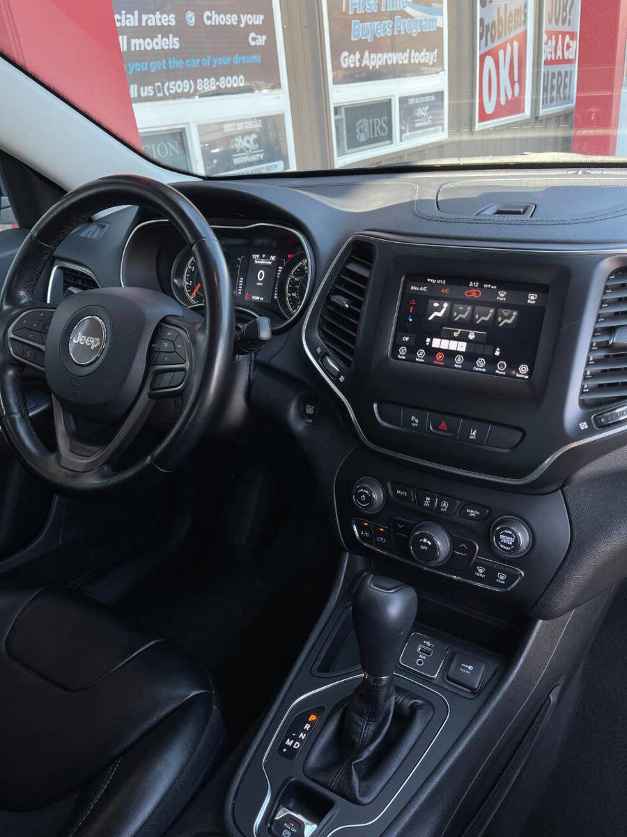 Used 2021 Jeep Cherokee Latitude Plus w/ Mopar Interior Package image 4