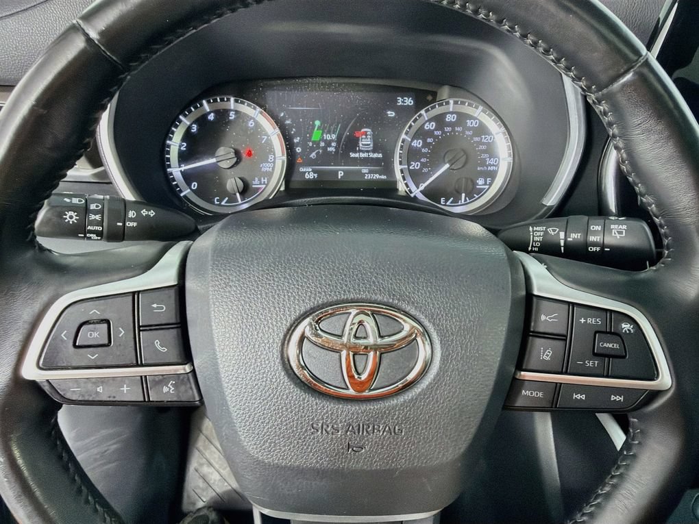 Used 2023 Toyota Highlander XLE FWD image 16