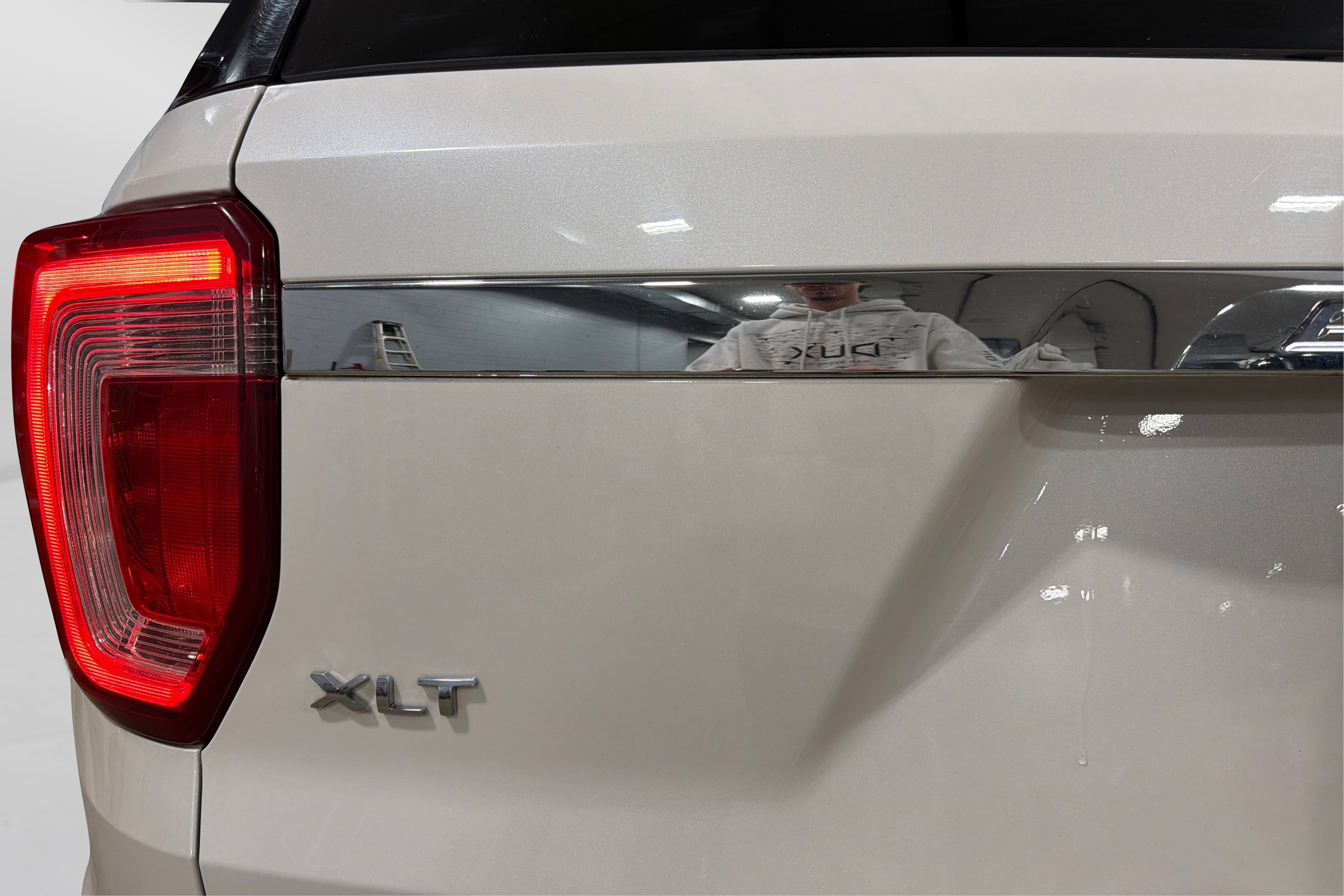 Used 2018 Ford Explorer XLT w/ Equipment Group 202A AWD/4WD image 46