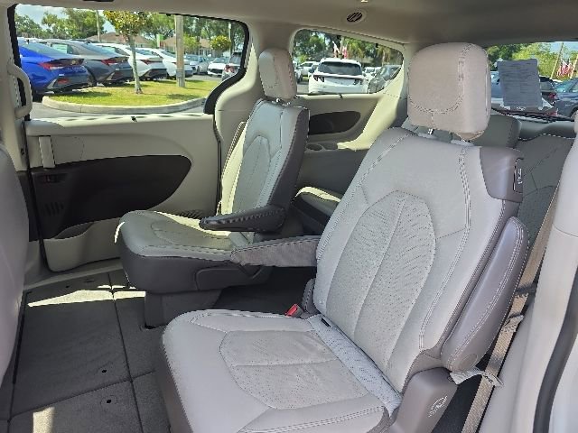 Used 2019 Chrysler Pacifica Touring-L FWD image 7