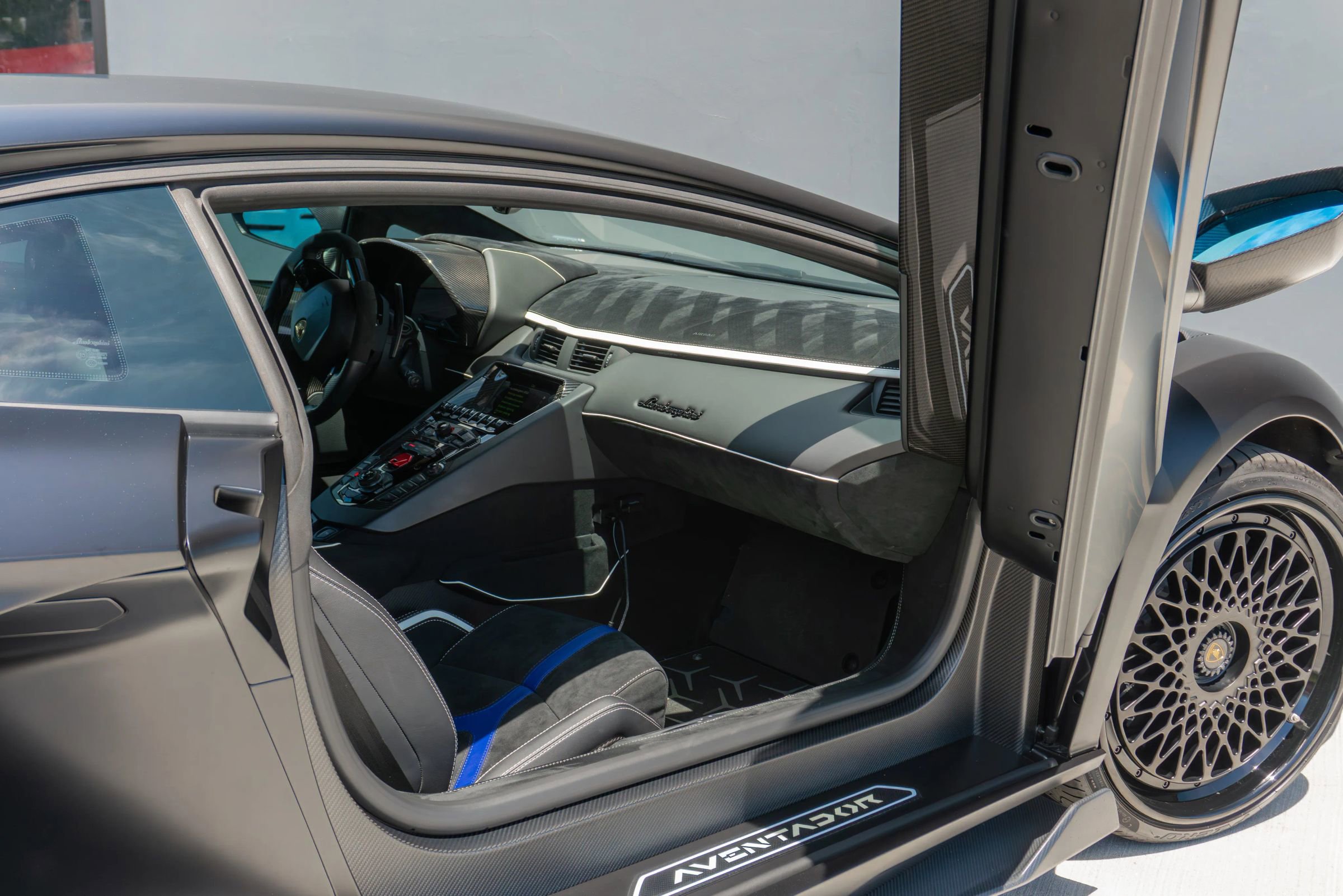 Used 2019 Lamborghini Aventador SVJ AWD/4WD image 61
