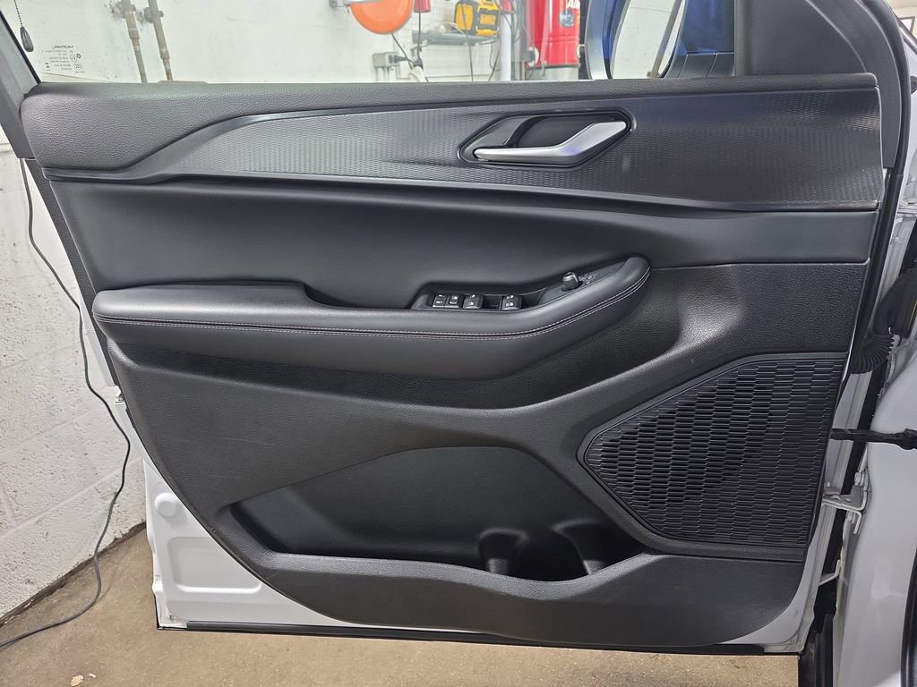 Used 2023 Jeep Grand Cherokee Laredo image 24