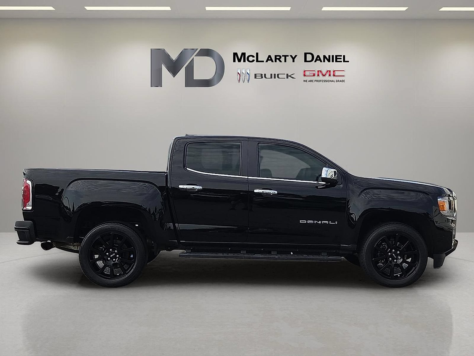 Used 2022 GMC Canyon Denali w/ Denali Black Edition Package AWD/4WD image 15