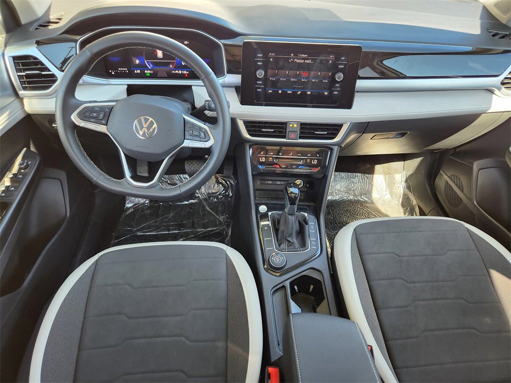 Used 2025 Volkswagen Taos SE image 2