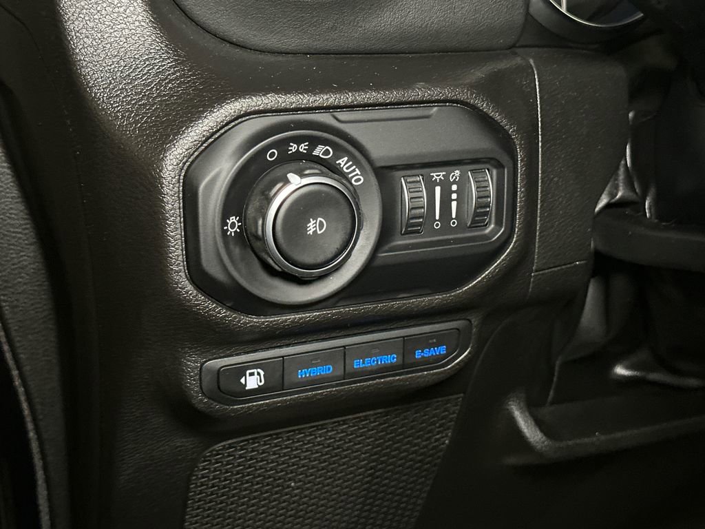 Used 2022 Jeep Wrangler Unlimited Sahara w/ Cold Weather Group AWD/4WD image 19