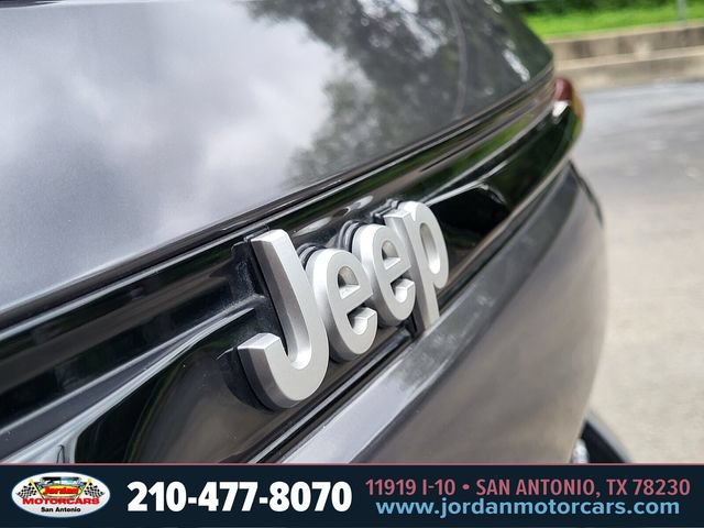 Used 2025 Jeep Grand Cherokee Laredo X RWD image 11