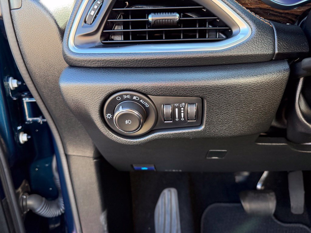 Used 2023 Chrysler Pacifica Pinnacle FWD image 18