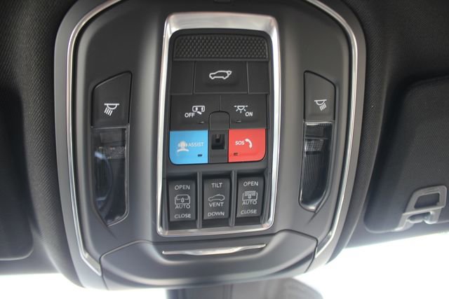 Used 2025 Jeep Grand Cherokee Limited w/ Luxury Tech Group II AWD/4WD image 14