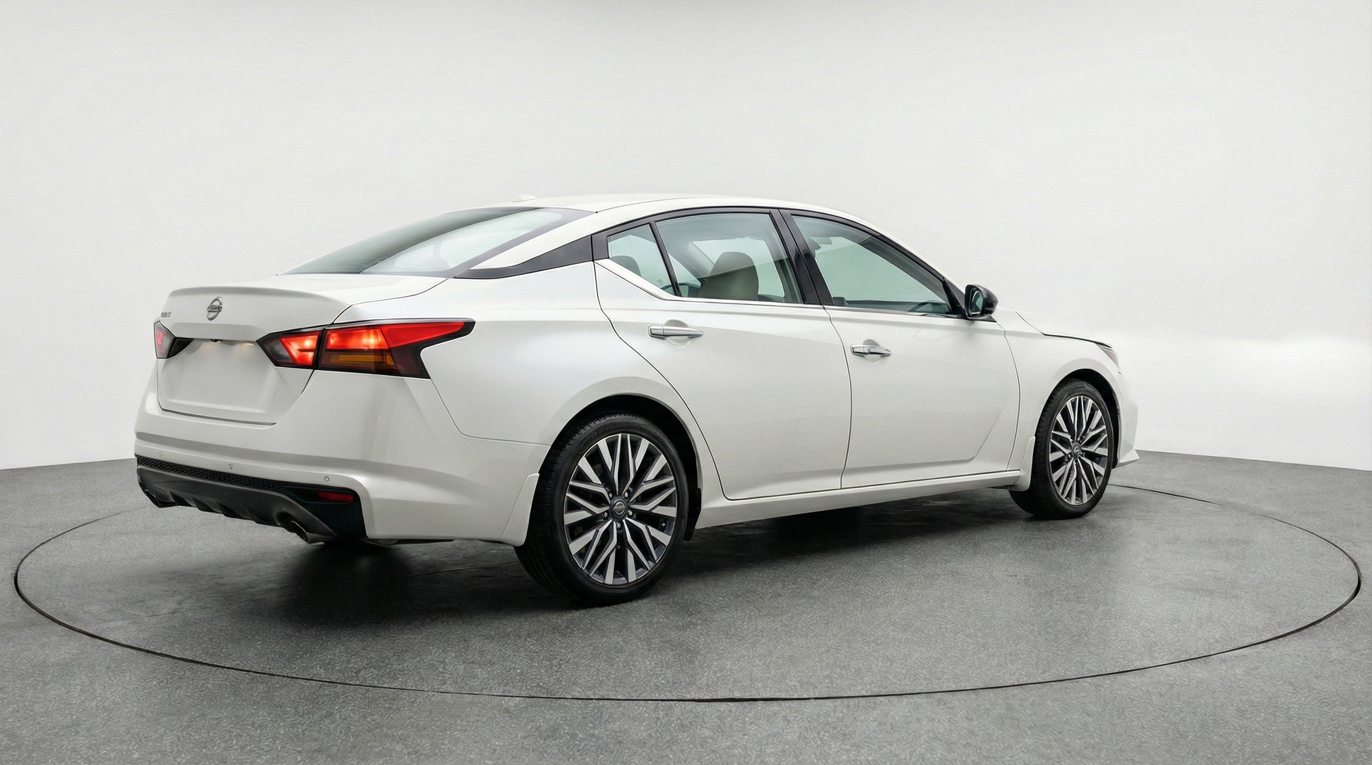 Used 2025 Nissan Altima 2.5 SV FWD image 9