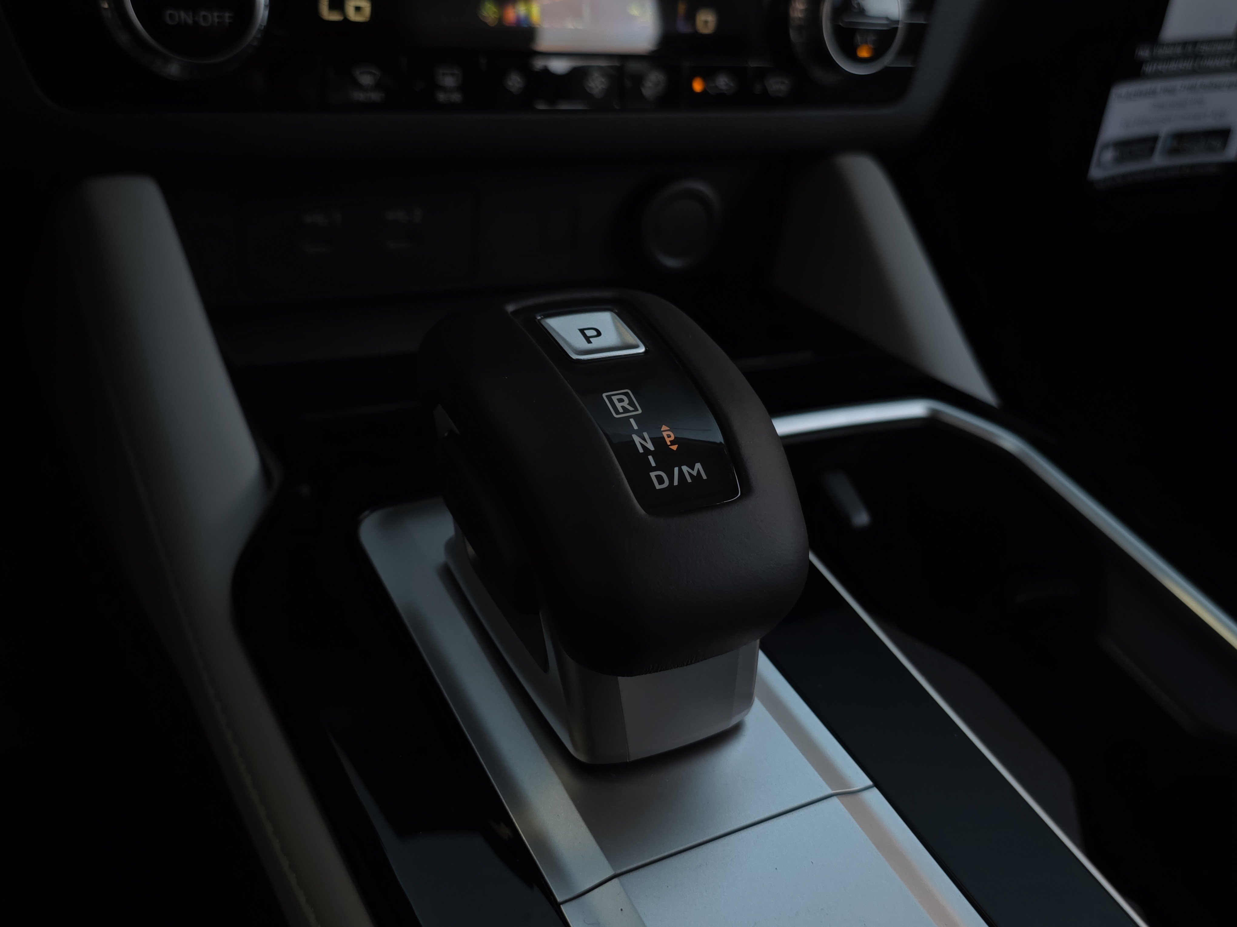New 2025 Mitsubishi Outlander SE image 17