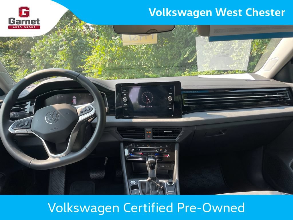 Certified 2025 Volkswagen Jetta SE w/ Black Wheel Package FWD image 29