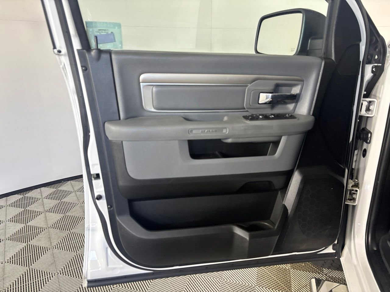 Used 2019 RAM 1500 Classic SLT RWD image 9