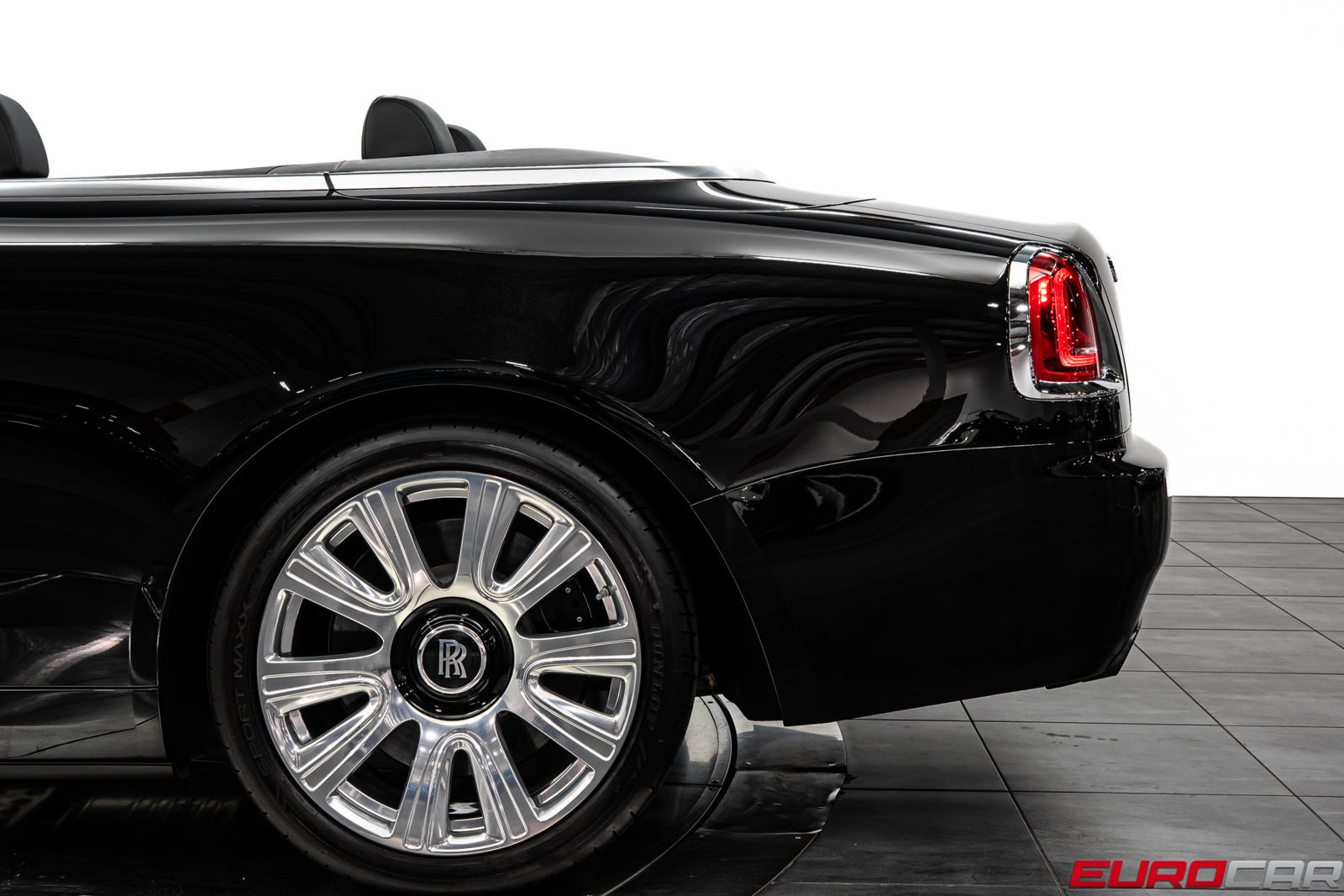 Used 2017 Rolls-Royce Dawn RWD image 18