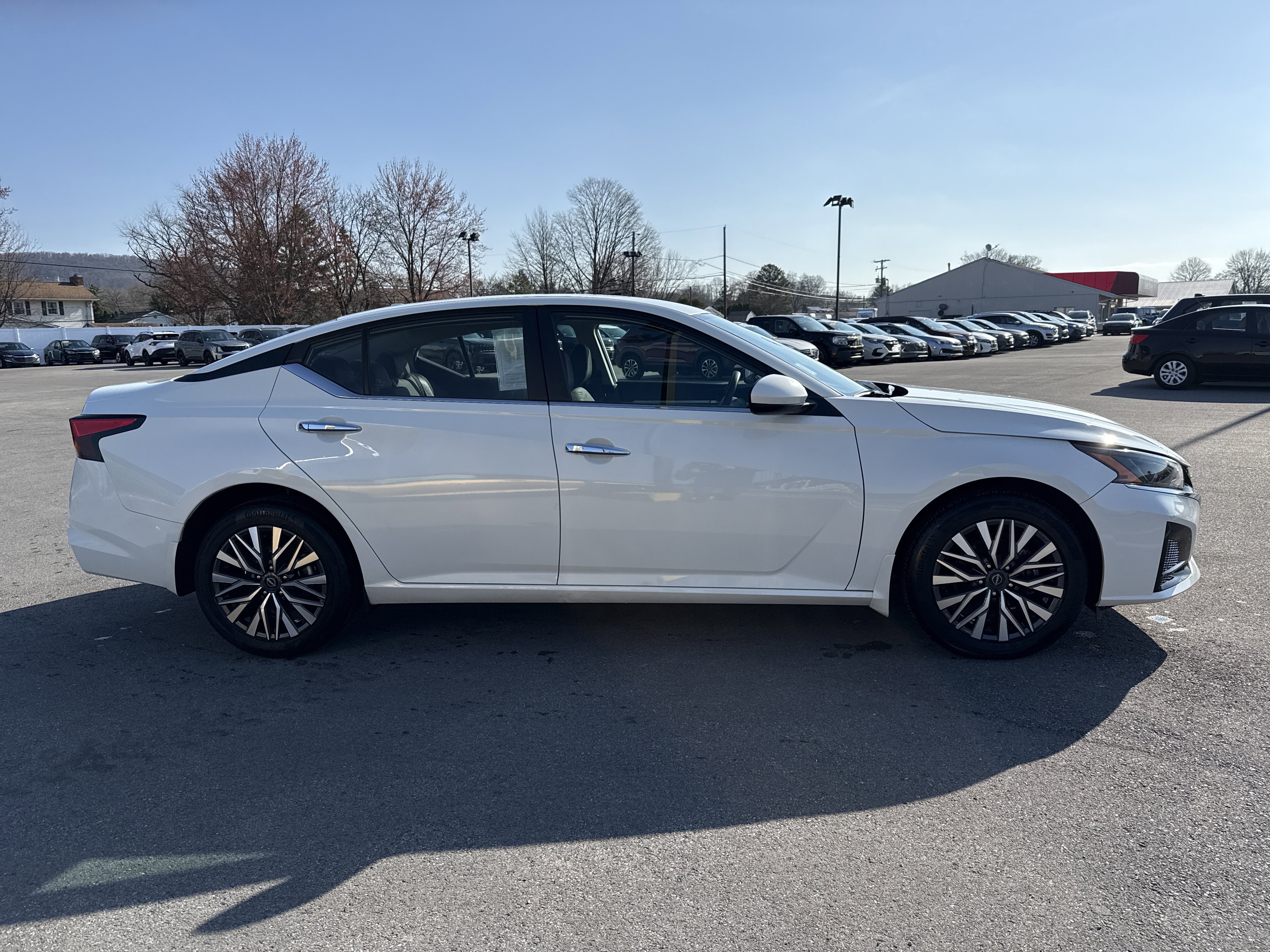 Used 2023 Nissan Altima 2.5 SV AWD/4WD image 2
