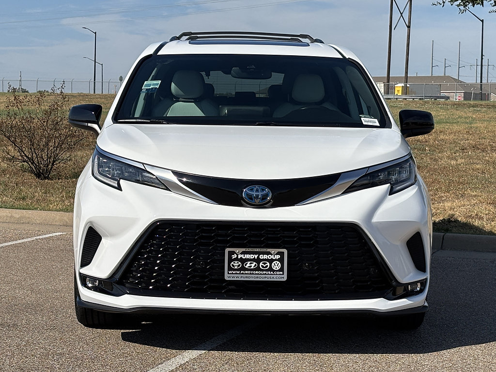 Certified 2024 Toyota Sienna XSE w/ XSE Plus Package FWD image 4