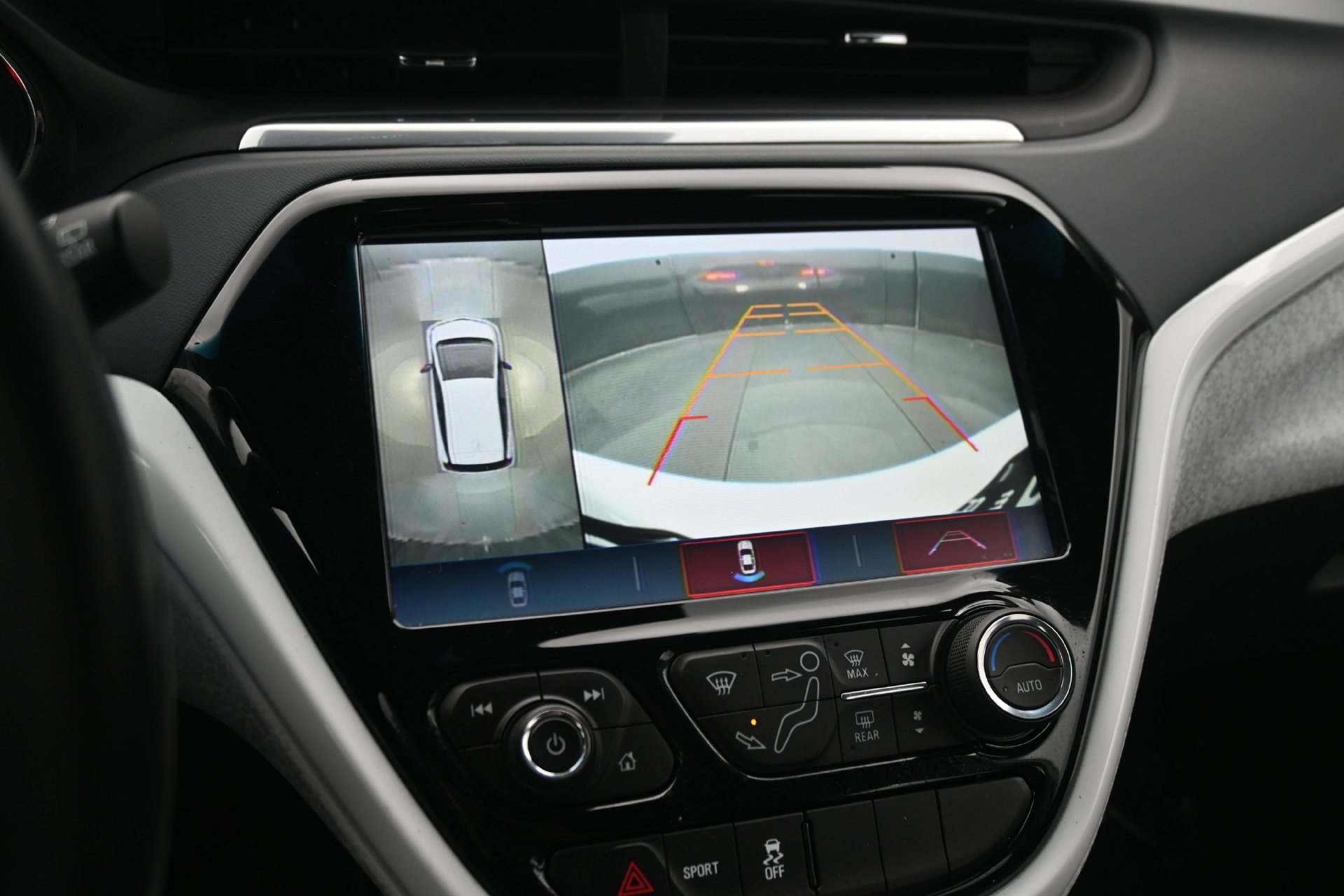 Used 2019 Chevrolet Bolt Premier w/ Infotainment Package FWD image 22