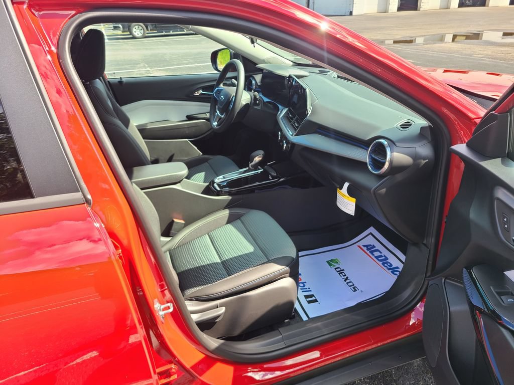 New 2026 Chevrolet Trax LT w/ Midnight Edition FWD image 11