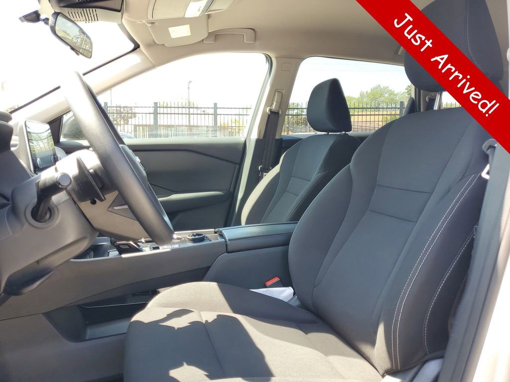 Used 2025 Nissan Rogue S AWD/4WD image 17
