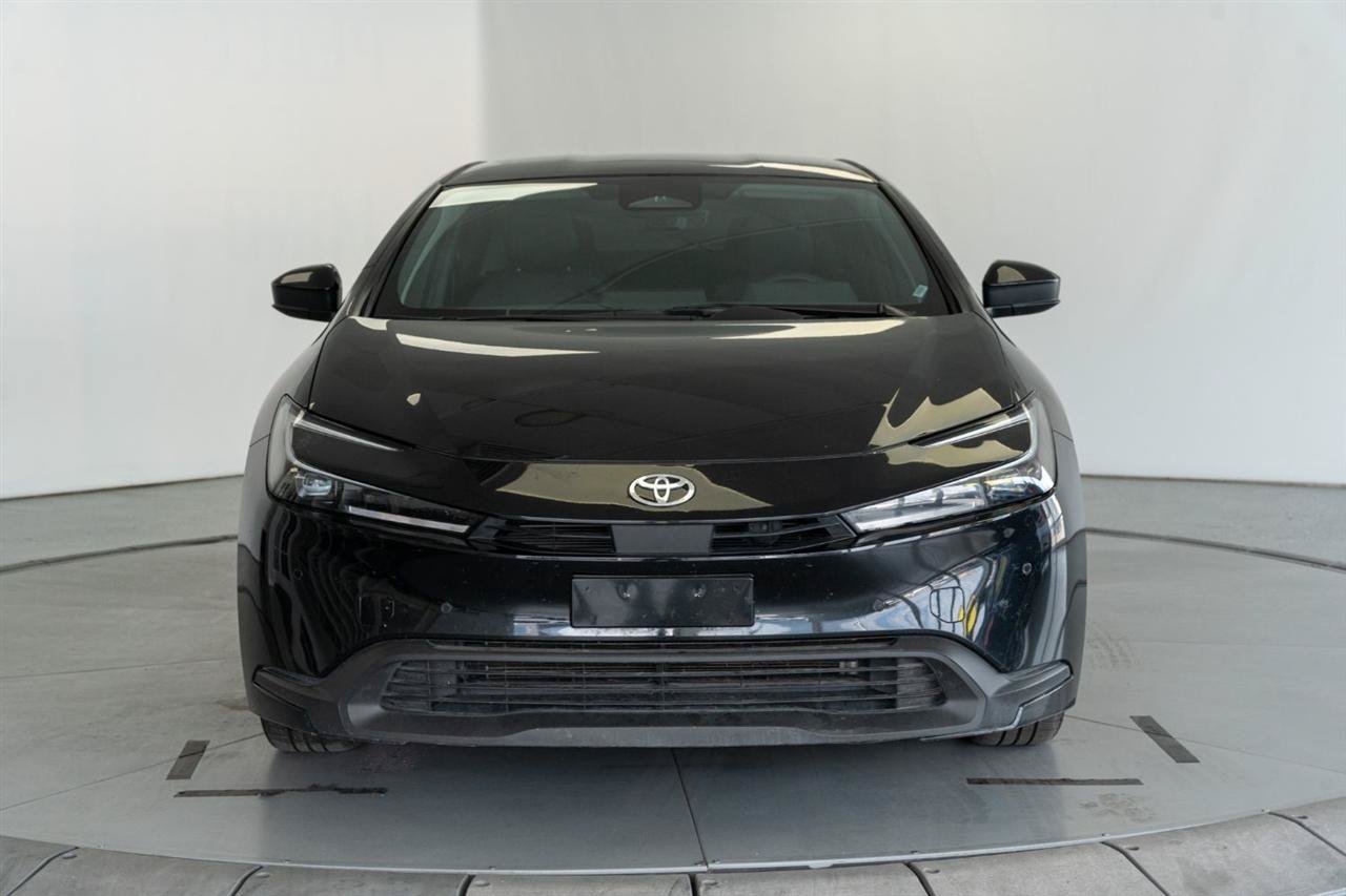 Used 2025 Toyota Prius LE FWD image 2