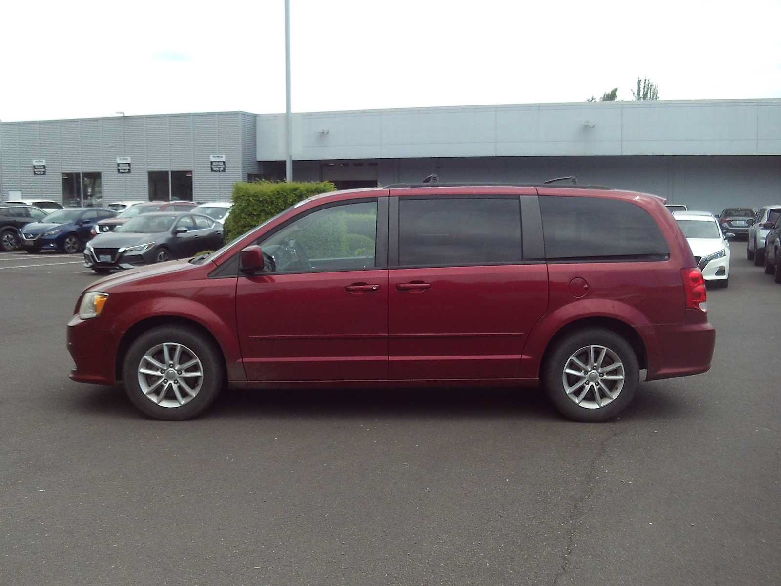 Used 2014 Dodge Grand Caravan SXT FWD image 2
