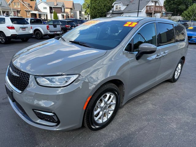 Used 2023 Chrysler Pacifica Touring FWD image 3