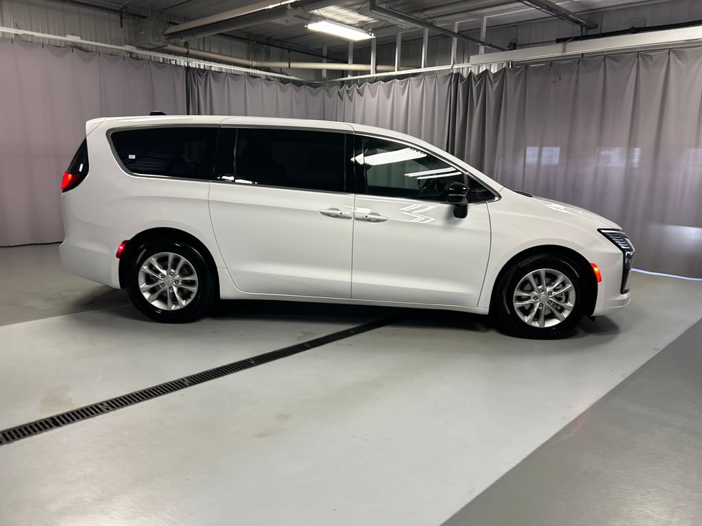 New 2027 Chrysler Pacifica Select FWD image 8