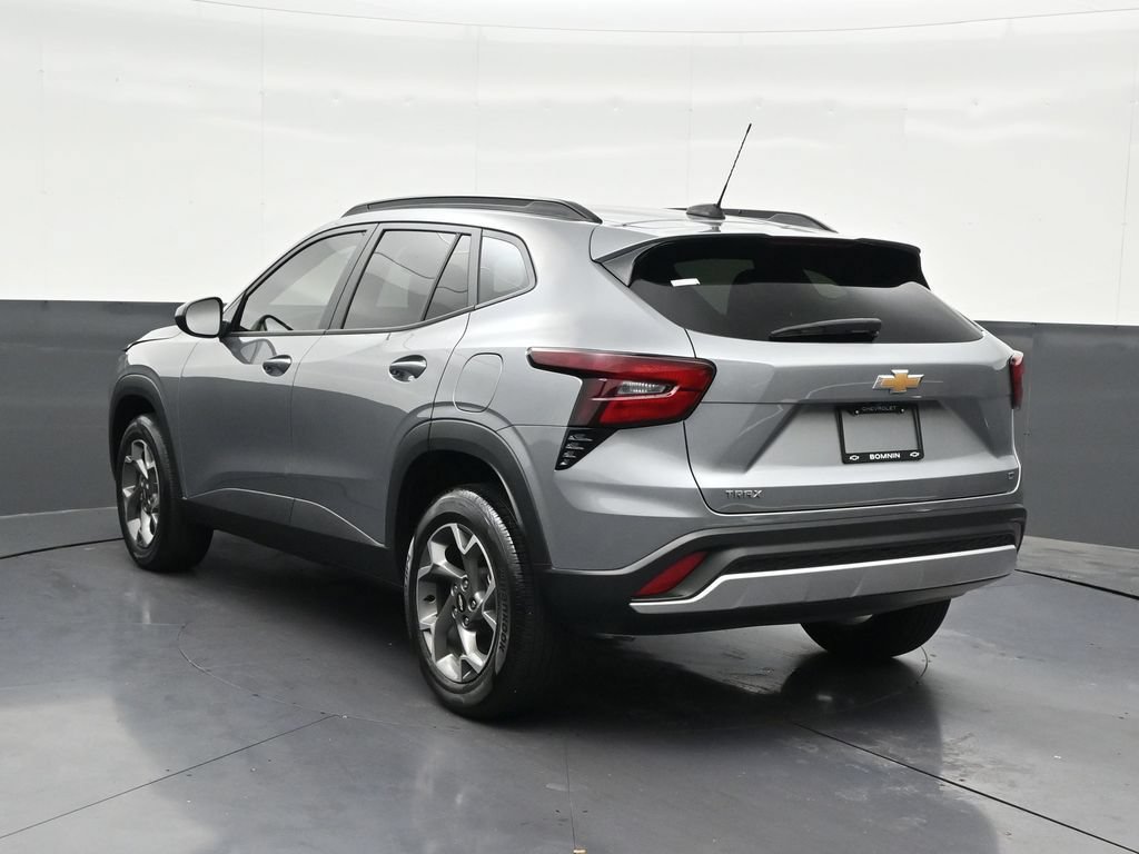 Used 2025 Chevrolet Trax LT FWD image 3