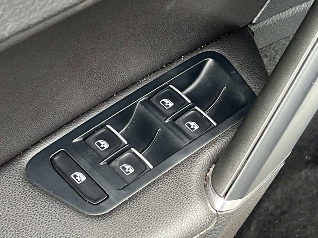 Used 2019 Volkswagen Golf R 4-Door image 12