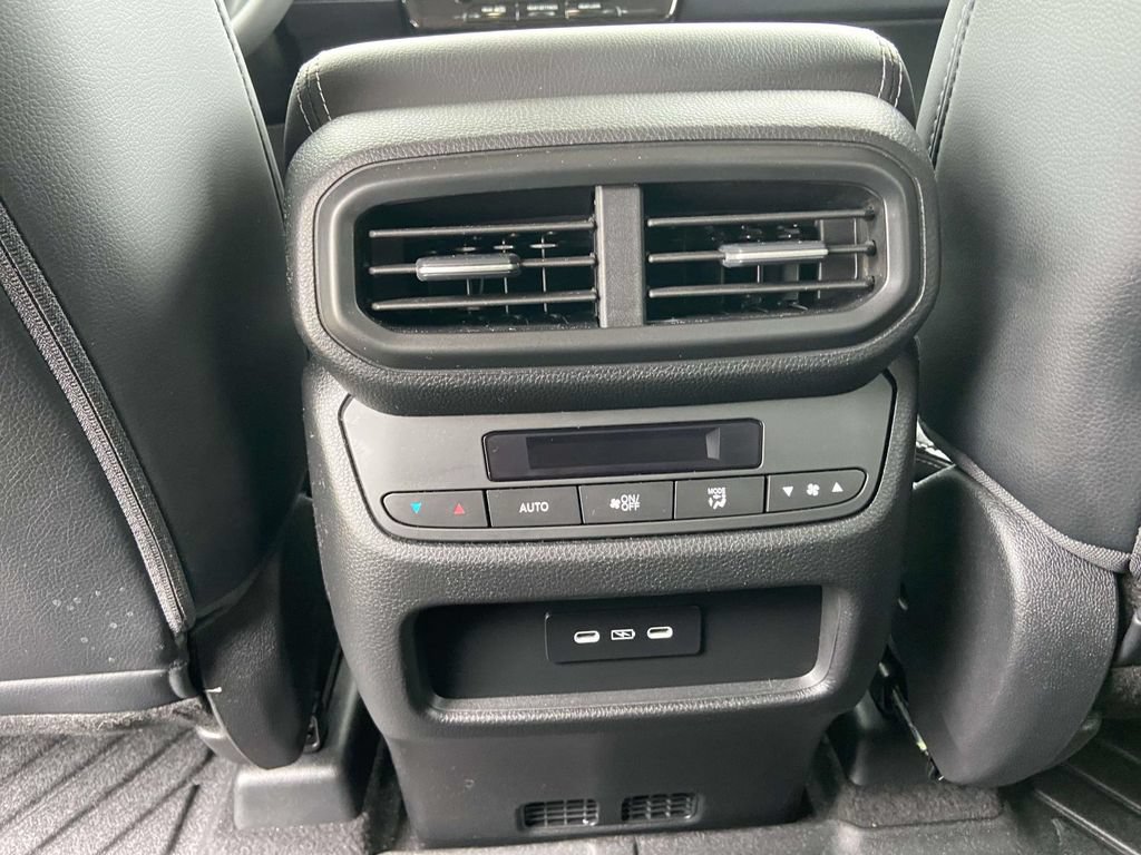 Used 2025 Honda Pilot Touring image 19