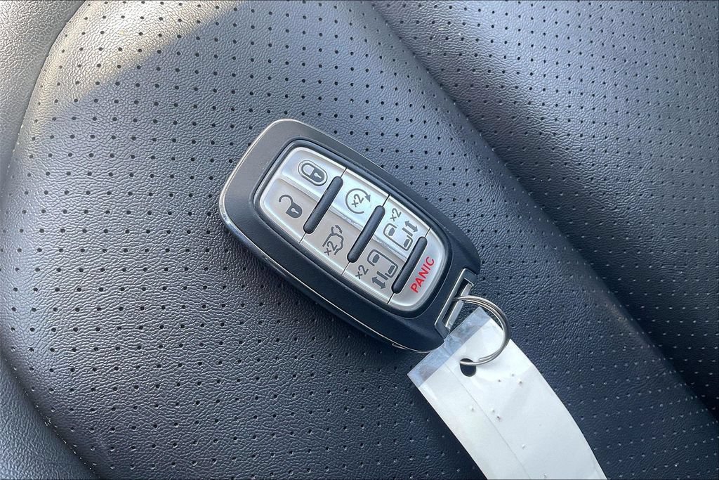 Used 2024 Chrysler Pacifica Touring-L FWD image 11