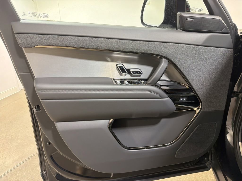Used 2025 Land Rover Range Rover Sport AWD/4WD image 9