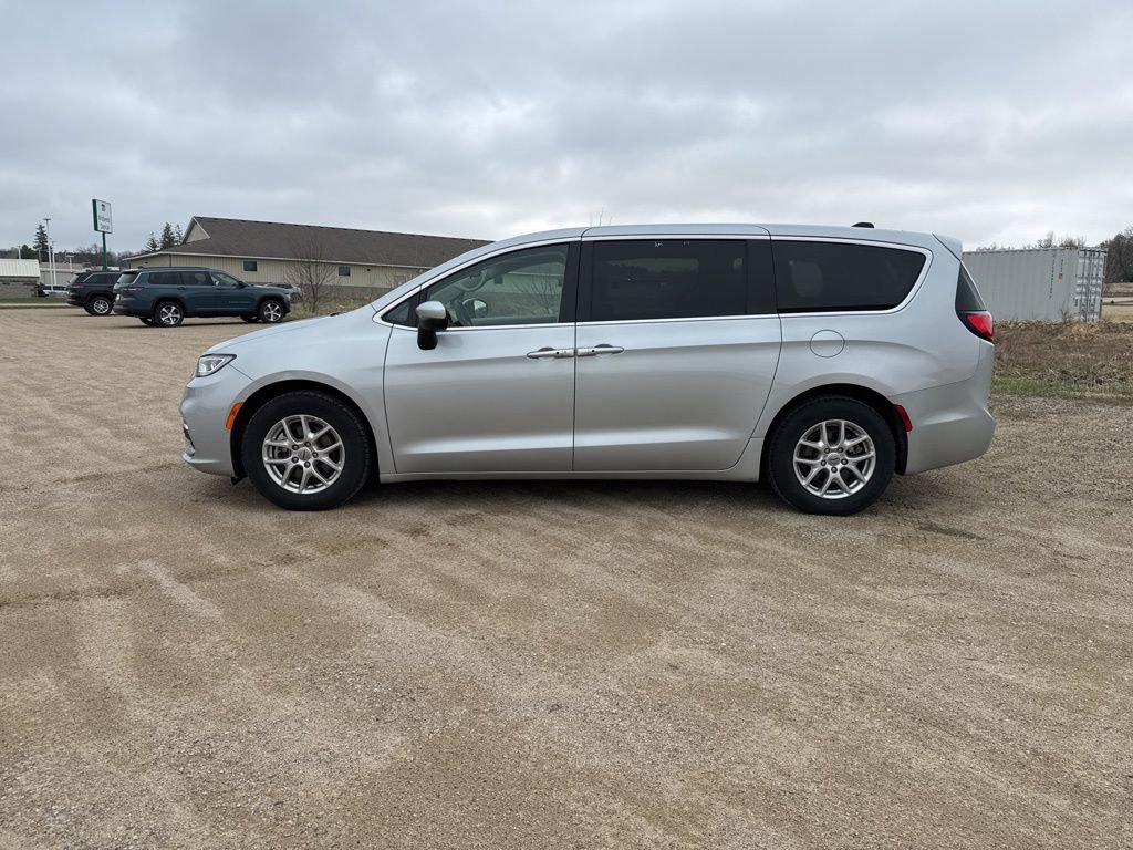 Used 2023 Chrysler Pacifica Touring-L FWD image 4
