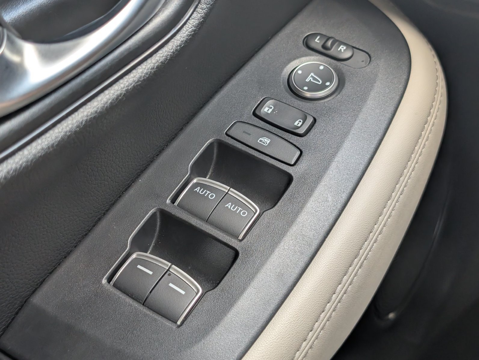 Used 2025 Honda HR-V EX-L image 12