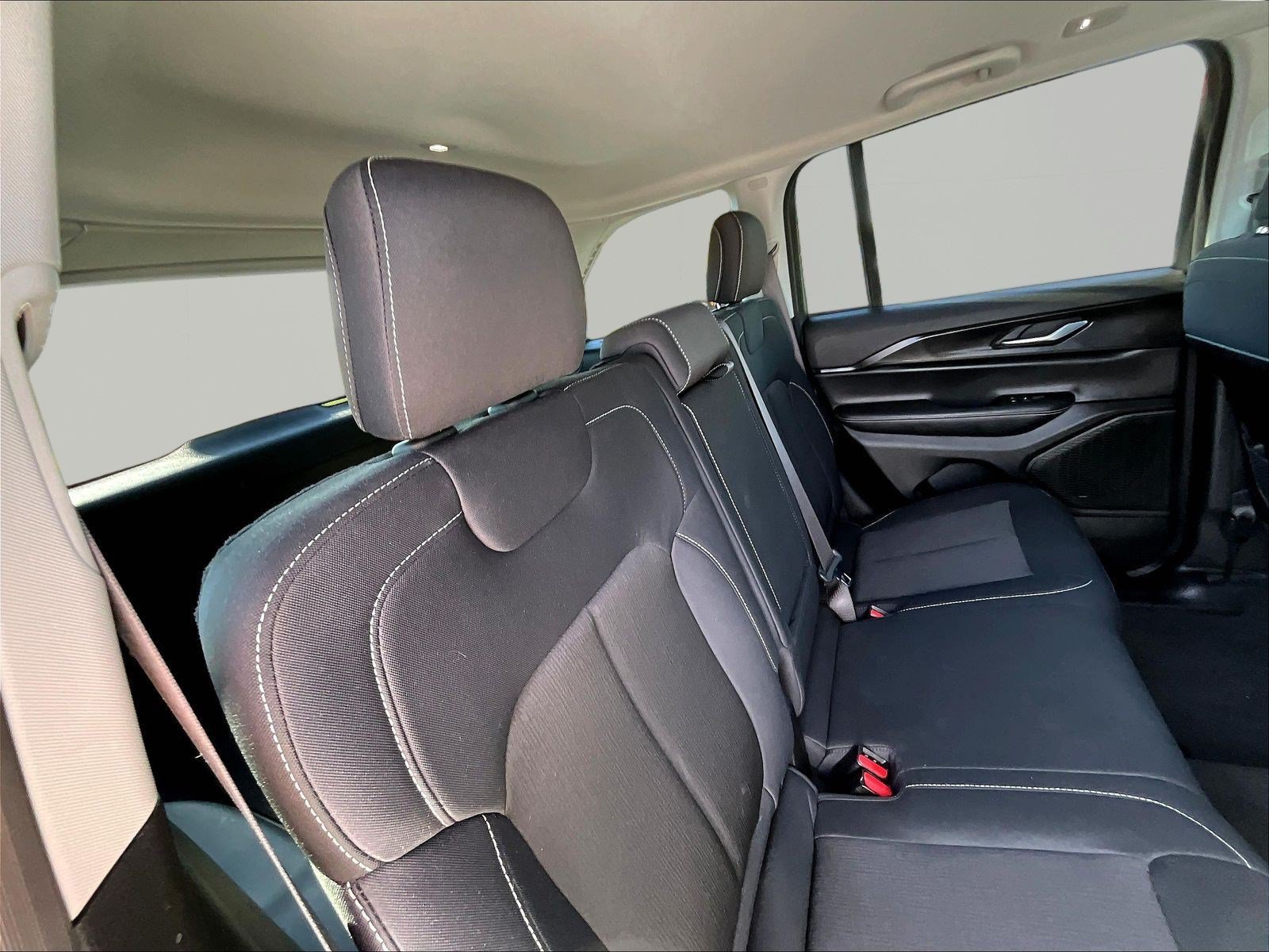 Used 2023 Jeep Grand Cherokee Laredo AWD/4WD image 25