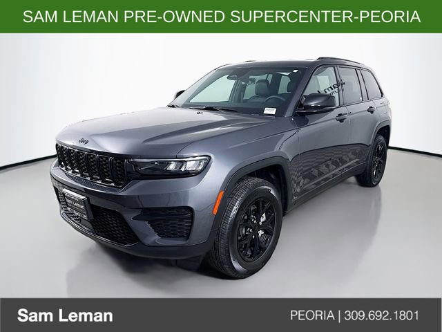 Used 2025 Jeep Grand Cherokee Altitude image 3