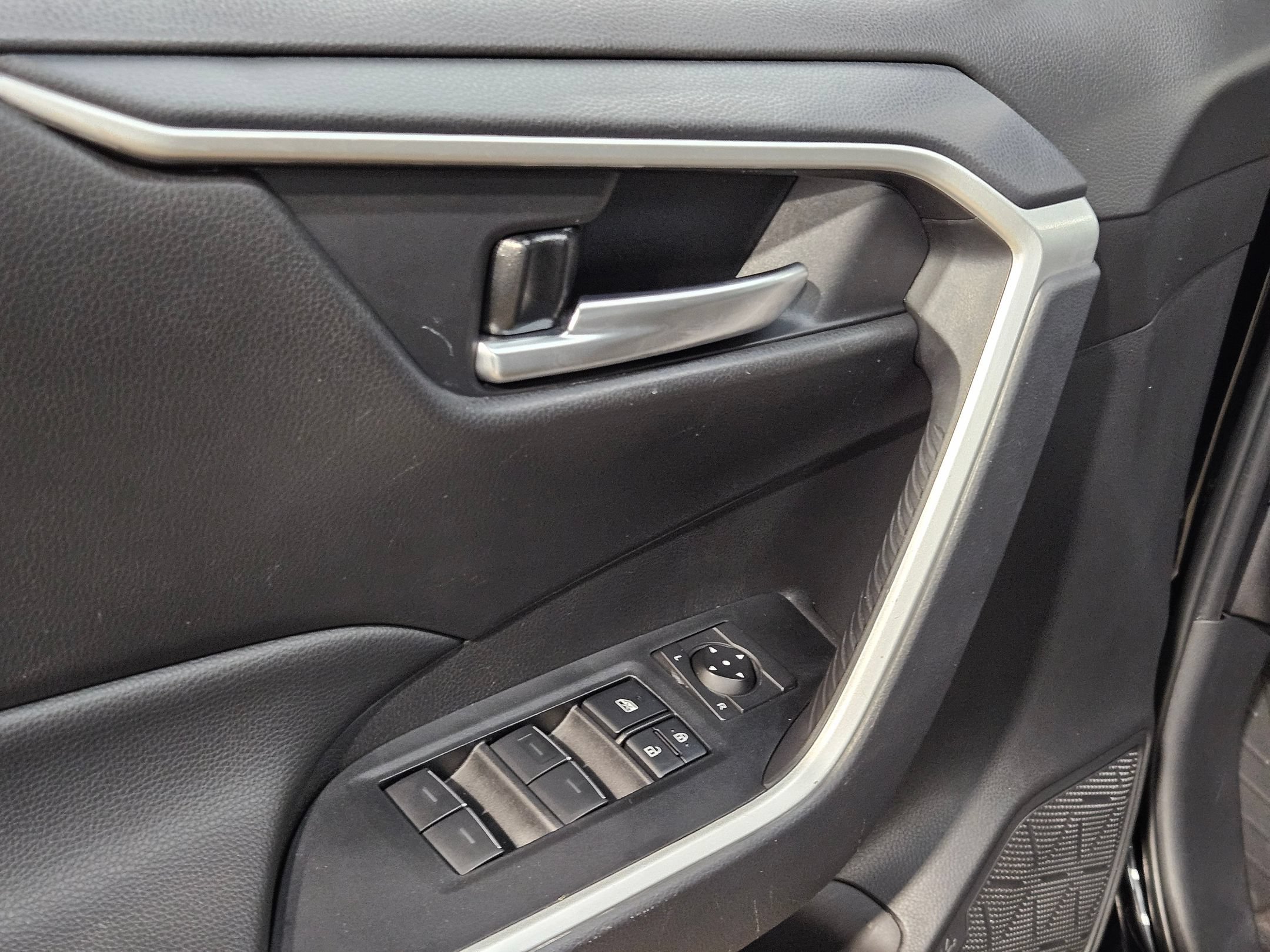 Used 2025 Toyota RAV4 XLE FWD image 21