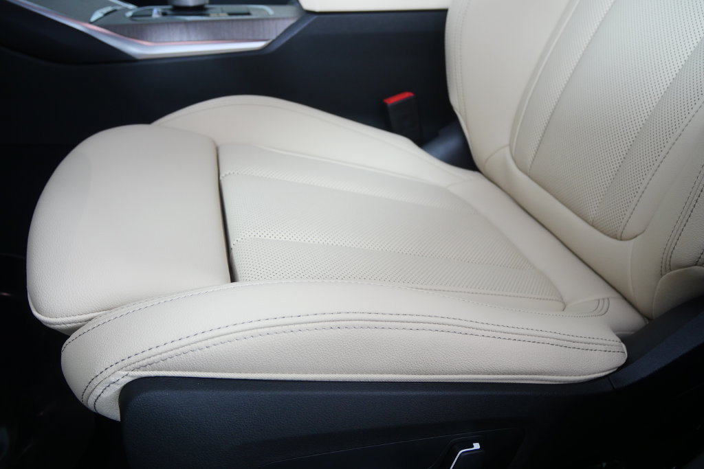 New 2026 BMW 330i Sedan w/ Premium Package RWD image 9