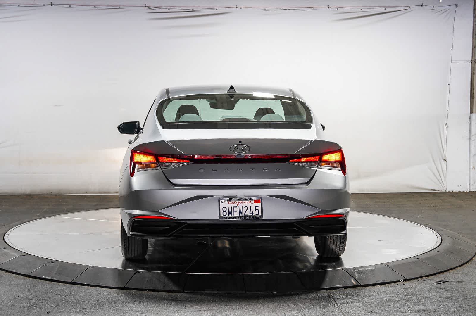 Used 2021 Hyundai Elantra SE FWD image 3
