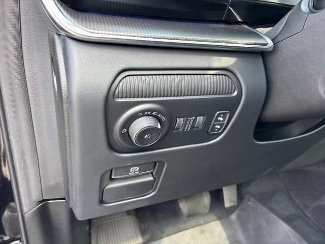 Used 2025 Jeep Grand Wagoneer Series III w/ Rear Seat Video Group 1 AWD/4WD image 19