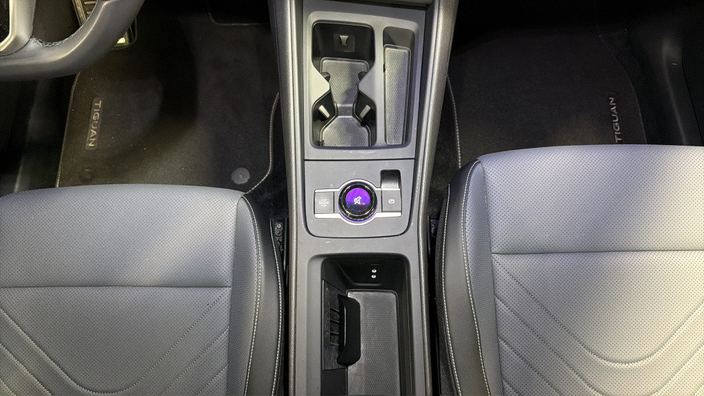 Certified 2025 Volkswagen Tiguan SE R-Line AWD/4WD image 36