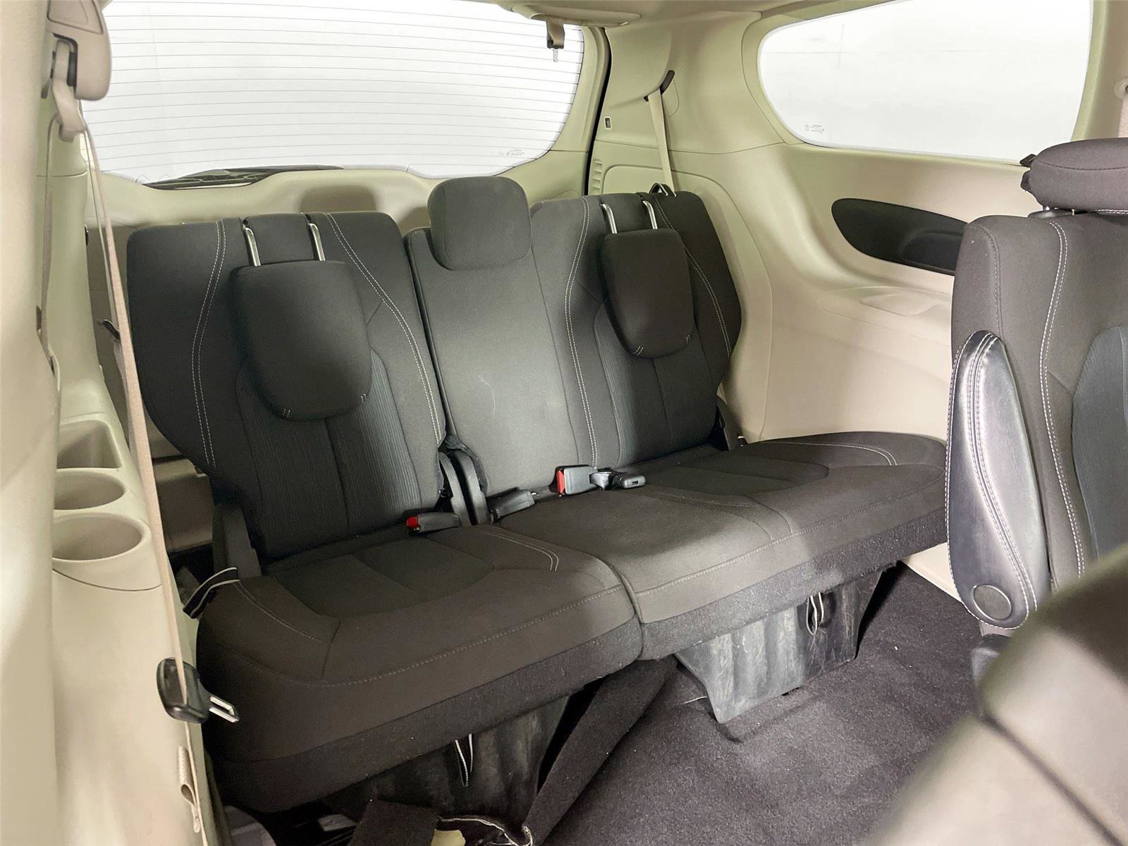 Used 2022 Chrysler Voyager LX image 25