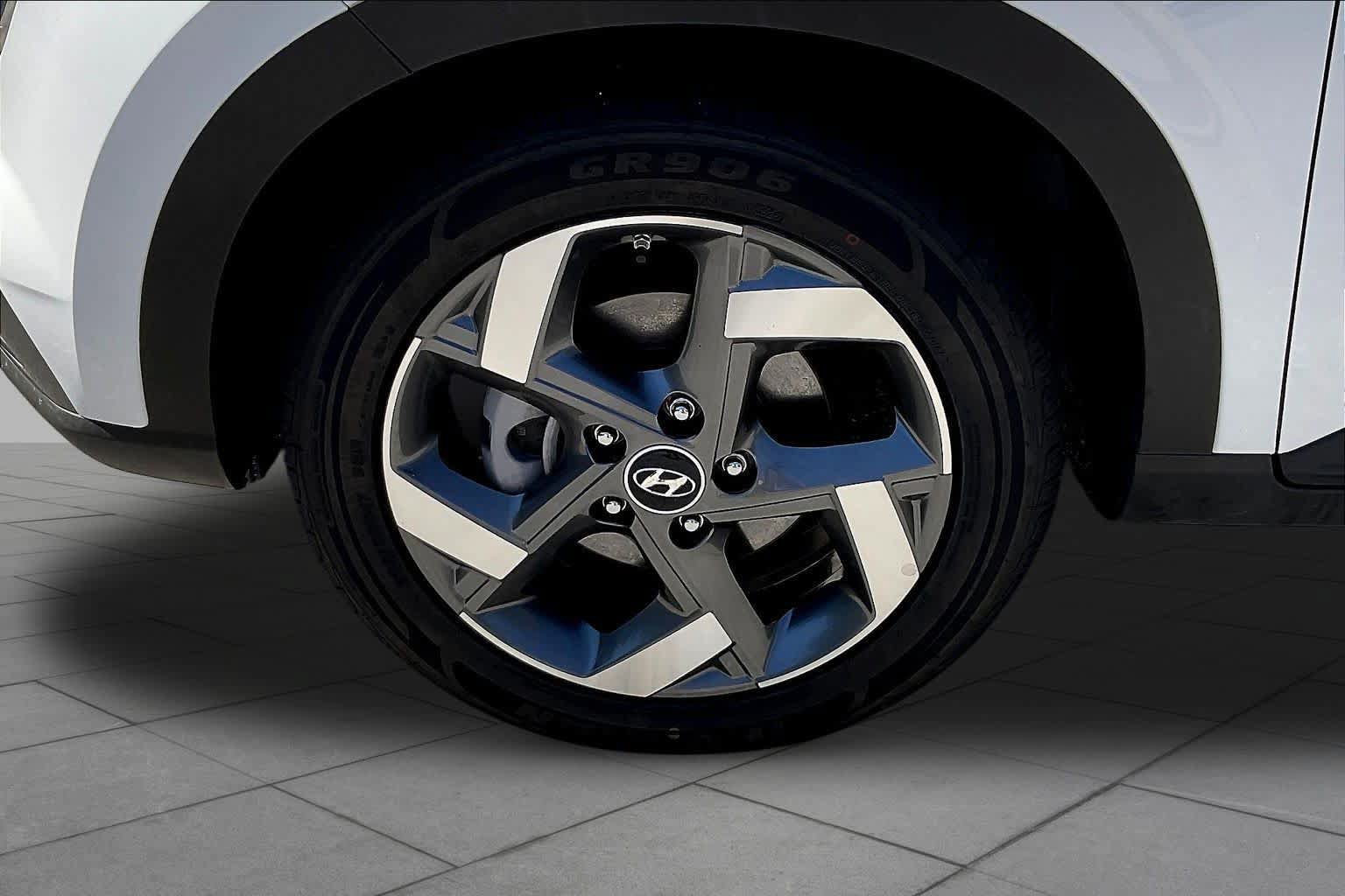 Used 2025 Hyundai Venue SEL FWD image 11