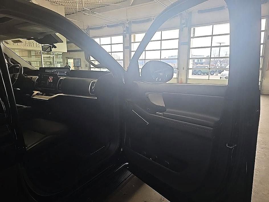 Used 2025 Ford Expedition Active image 43