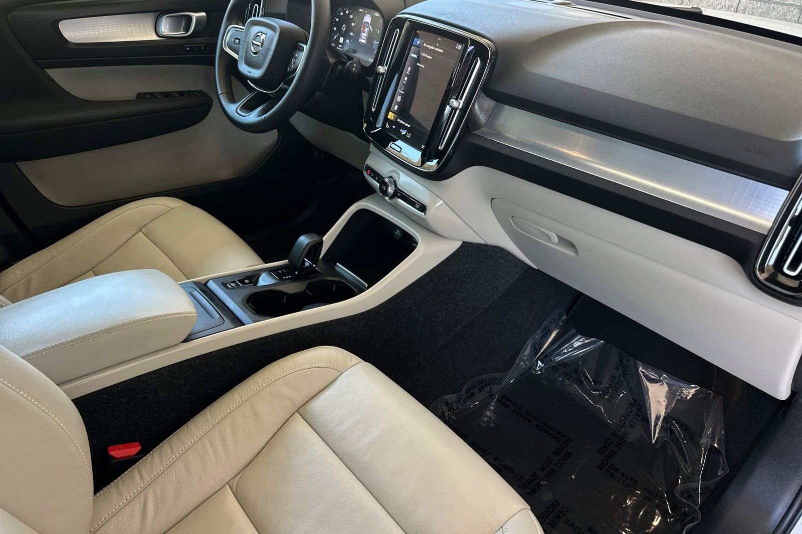 Used 2022 Volvo XC40 T5 Momentum image 15