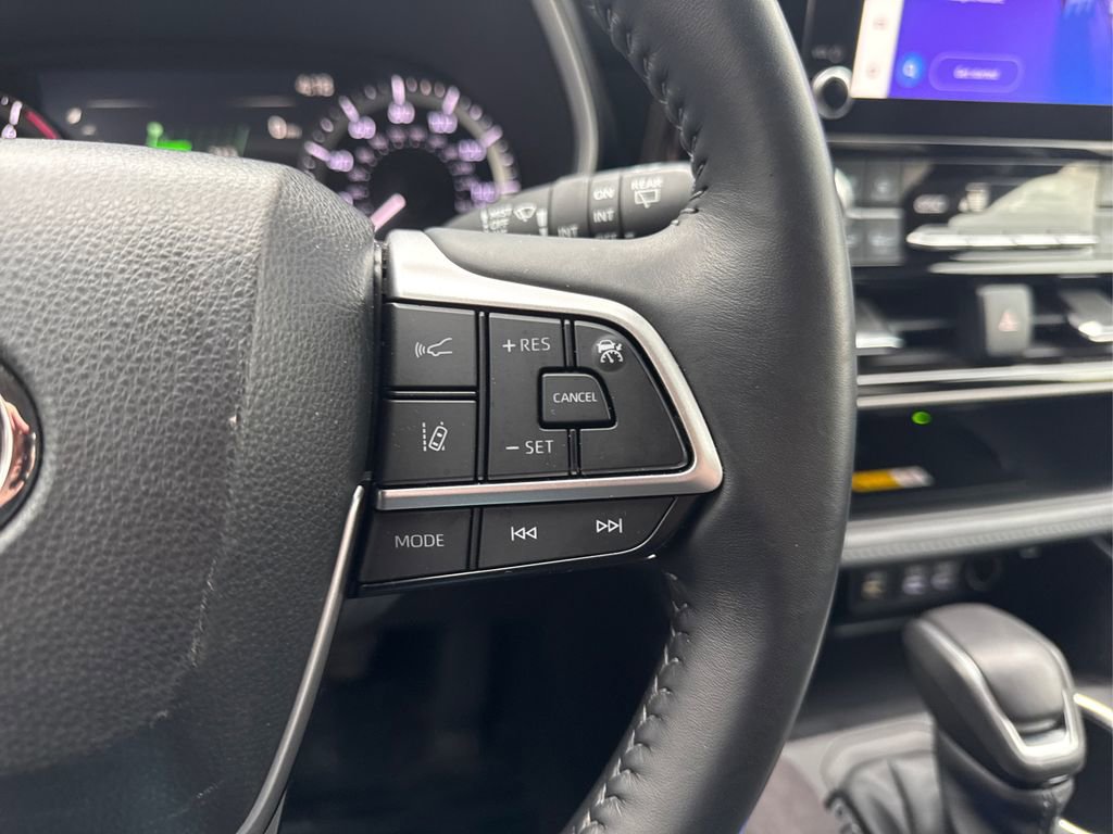 Used 2024 Toyota Highlander XLE image 28