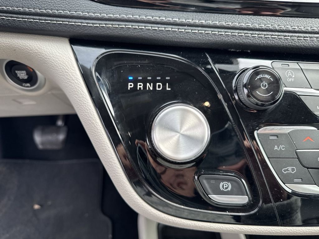 Used 2023 Chrysler Pacifica Touring-L image 15
