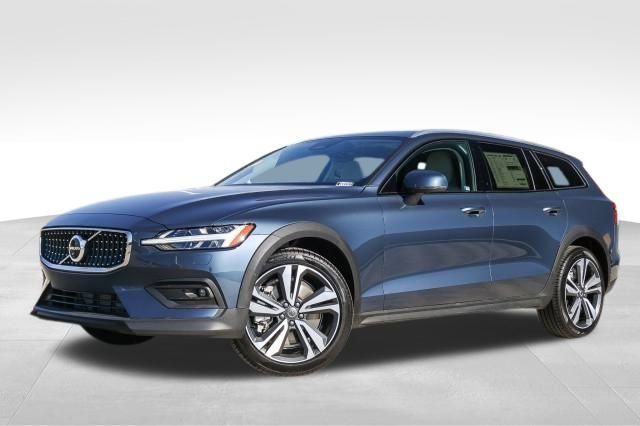 New 2026 Volvo V60 B5 Cross Country Plus w/ Climate Package
