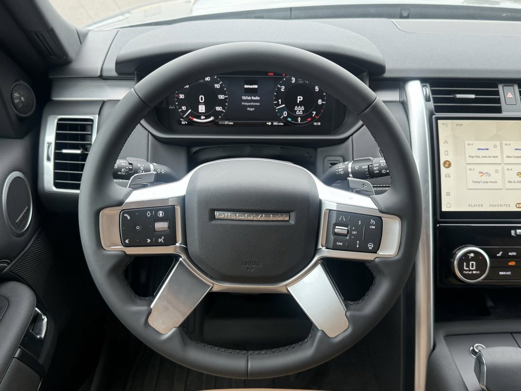 New 2025 Land Rover Discovery Dynamic SE image 17