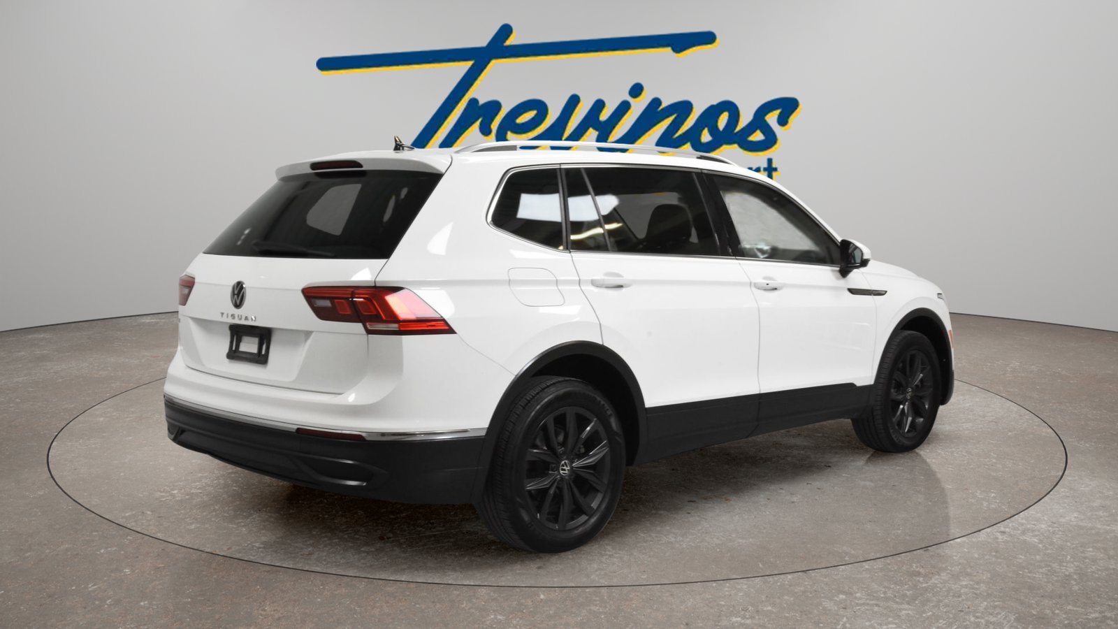 Used 2024 Volkswagen Tiguan SE FWD image 2